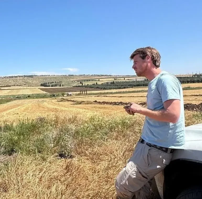 אדי וייס בשדה, מחזיק גוש אדמה